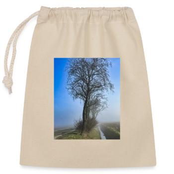 Einsamer Baum im Morgennebel - Verschließbarer Geschenkbeutel aus Baumwolle (25x30cm) - Natur - Vorne