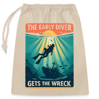 Early diver finds wreck | Diving - Closable cotton gift bag (25x30cm) - nature - Front
