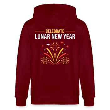 Celebrate Lunar New Year Feuerwerk - Stanley/Stella Unisex Bio-Kapuzenjacke CULTIVATOR  - Burgunderrot - Hinten - Anna (173cm)