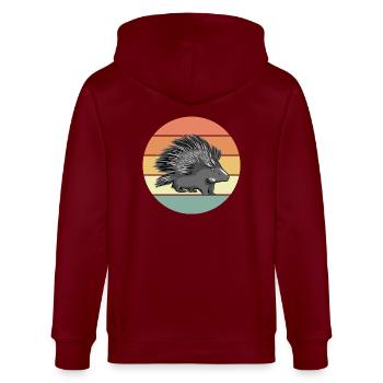 Stachelschwein - Stanley/Stella Unisex Bio-Kapuzenjacke CULTIVATOR  - Burgunderrot - Hinten - Anna (173cm)