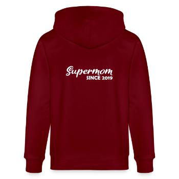 Supermom since 2019 - Stanley/Stella Unisex Bio-Kapuzenjacke CULTIVATOR  - Burgunderrot - Hinten - Anna (173cm)