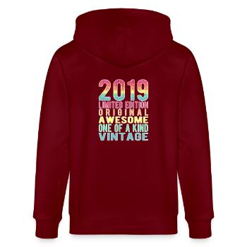 Edition limitée depuis 2019 Anniversaire Millésime 2019 - Veste à capuche bio CULTIVATOR Stanley/Stella Unisexe - bordeaux - Dos - Anna (173cm)
