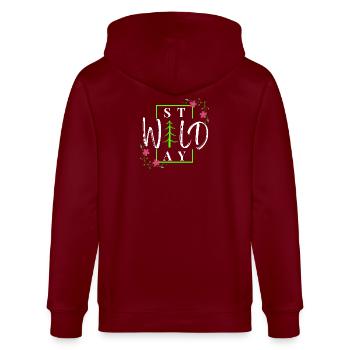 Stay Wild - Rustikaler Winterwald - Stanley/Stella Unisex Bio-Kapuzenjacke CULTIVATOR  - Burgunderrot - Hinten - Anna (173cm)