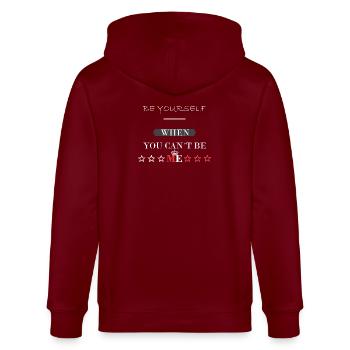 be you Sprüche Design - Stanley/Stella Unisex Bio-Kapuzenjacke CULTIVATOR  - Burgunderrot - Hinten - Anna (173cm)
