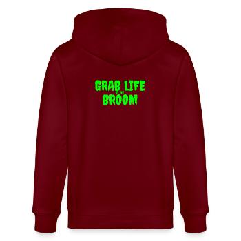 Schnapp dir das Leben vom Besen Grafikdesign - Stanley/Stella Unisex Bio-Kapuzenjacke CULTIVATOR  - Burgunderrot - Hinten - Anna (173cm)