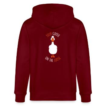 goose on the loose - Stanley/Stella Unisex Bio-Kapuzenjacke CULTIVATOR  - Burgunderrot - Hinten - Anna (173cm)