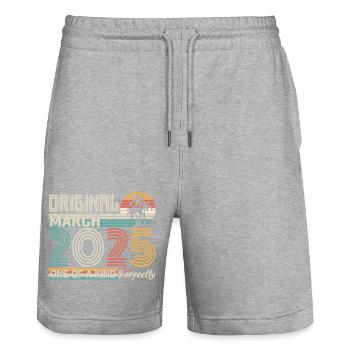 März 2025 Geburtstag März 2025 Geschenk - Stanley/Stella Unisex Bio Joggingshorts Trainer  - Grau meliert - Vorne - Nik (191cm) & Marisol (170cm)