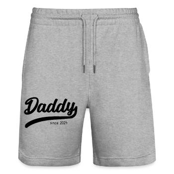 Daddy Since 2024 - Stilvolles Vater T-Shirt - Stanley/Stella Unisex Bio Joggingshorts Trainer  - Grau meliert - Vorne - Nik (191cm) & Marisol (170cm)
