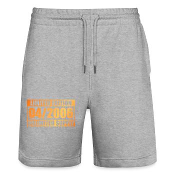 18. Geburtstag Limited Edition - ꝏ Supply 04/2006 - Stanley/Stella Unisex Bio Joggingshorts Trainer  - Grau meliert - Vorne - Nik (191cm) & Marisol (170cm)