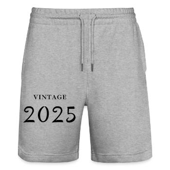 Jahrgang 2025 - Geschenkidee zum Geburtstag - Stanley/Stella Unisex Bio Joggingshorts Trainer  - Grau meliert - Vorne - Nik (191cm) & Marisol (170cm)