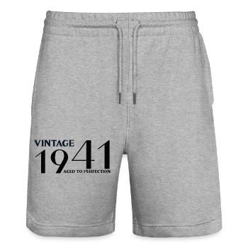 Jahrgang 1941 bis zur Perfektion gealtert - Stanley/Stella Unisex Bio Joggingshorts Trainer  - Grau meliert - Vorne - Nik (191cm) & Marisol (170cm)
