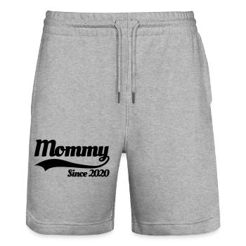 Mommy since 2020 mère grossesse annonce bébé - Short de jogging bio TRAINER Stanley/Stella unisexe - gris chiné - Devant - Nik (191cm) & Marisol (170cm)