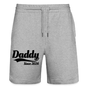Vater Schwangerschaft schwanger, Daddy since 2024 - Stanley/Stella Unisex Bio Joggingshorts Trainer  - Grau meliert - Vorne - Nik (191cm) & Marisol (170cm)