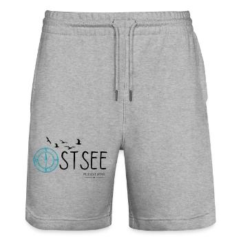 Ostseeliebe - Meerverliebt - Ostsee Shirt - Stanley/Stella Unisex Bio Joggingshorts Trainer  - Grau meliert - Vorne - Nik (191cm) & Marisol (170cm)
