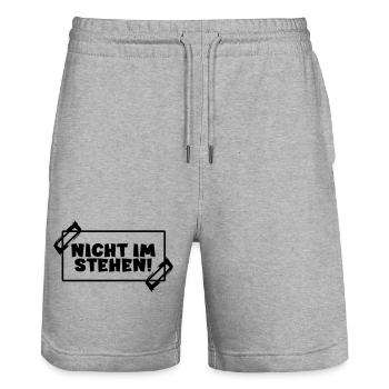 Toilettensprüche - NICHT IM STEHEN - Stanley/Stella Unisex Bio Joggingshorts Trainer  - Grau meliert - Vorne - Nik (191cm) & Marisol (170cm)