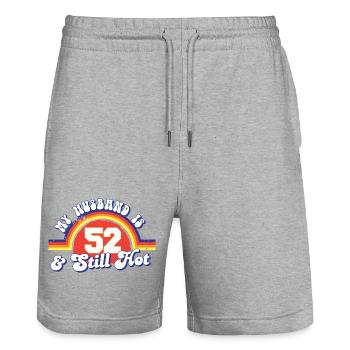 My Husband Is 52 And Still Hot Proud Wife 52nd - Stanley/Stella Unisex Bio Joggingshorts Trainer  - Grau meliert - Vorne - Nik (191cm) & Marisol (170cm)