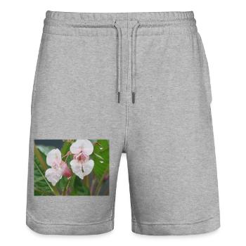 Zartrosa Blüten-Detail - Stanley/Stella Unisex Bio Joggingshorts Trainer  - Grau meliert - Vorne - Nik (191cm) & Marisol (170cm)