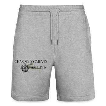 Chasing Moments – Abenteuer statt Dinge - Stanley/Stella Unisex Bio Joggingshorts Trainer  - Grau meliert - Vorne - Nik (191cm) & Marisol (170cm)