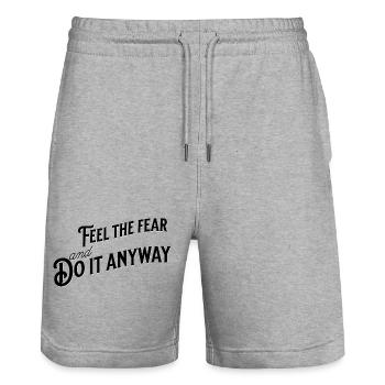 "Feel The Fear and Do It Anyway" en typographie  - Short de jogging bio TRAINER Stanley/Stella unisexe - gris chiné - Devant - Nik (191cm) & Marisol (170cm)