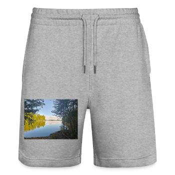 Reflexion vom Ufer, die Ruhe der Natur - Stanley/Stella Unisex Bio Joggingshorts Trainer  - Grau meliert - Vorne - Nik (191cm) & Marisol (170cm)