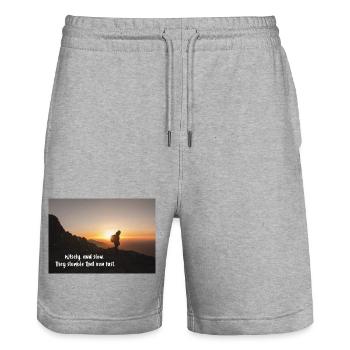 Klug und langsam: Die stolpern, die schnell laufen - Stanley/Stella Unisex Bio Joggingshorts Trainer  - Grau meliert - Vorne - Nik (191cm) & Marisol (170cm)