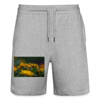 Des fleurs jaune vif s’épanouissent au milieu d’une feuille verte luxuriante - Short de jogging bio TRAINER Stanley/Stella unisexe - gris chiné - Devant - Nik (191cm) & Marisol (170cm)