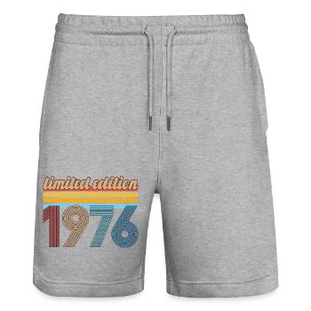 Vintage-Geburtstag 1976 Retro-Geschenk Geboren 1976 - Stanley/Stella Unisex Bio Joggingshorts Trainer  - Grau meliert - Vorne - Nik (191cm) & Marisol (170cm)