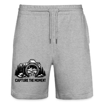 Fange die Moment-Berglandschaft ein - Stanley/Stella Unisex Bio Joggingshorts Trainer  - Grau meliert - Vorne - Nik (191cm) & Marisol (170cm)