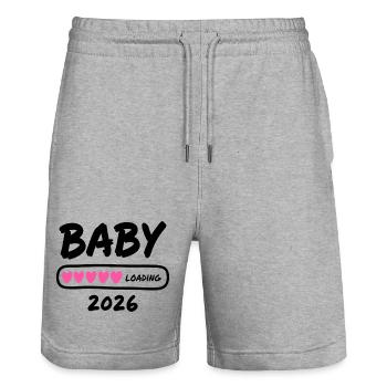Baby Loading 2026 Schwangerschaft Eltern - Stanley/Stella Unisex Bio Joggingshorts Trainer  - Grau meliert - Vorne - Nik (191cm) & Marisol (170cm)