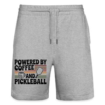 Angetrieben von Kaffee & Pickleball – Retro Sport - Stanley/Stella Unisex Bio Joggingshorts Trainer  - Grau meliert - Vorne - Nik (191cm) & Marisol (170cm)