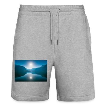 Spiegelnder Bergsee Hallstätter See - Stanley/Stella Unisex Bio Joggingshorts Trainer  - Grau meliert - Vorne - Nik (191cm) & Marisol (170cm)