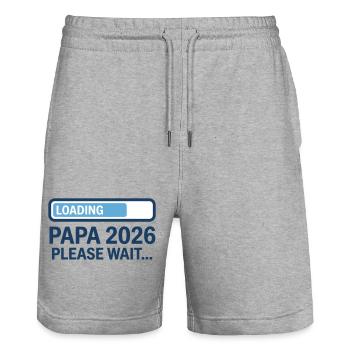 Papa 2026 lädt – Schwangerschaftsankündigung - Stanley/Stella Unisex Bio Joggingshorts Trainer  - Grau meliert - Vorne - Nik (191cm) & Marisol (170cm)