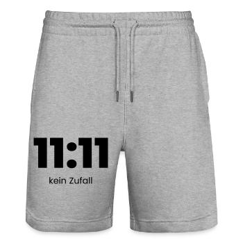 11:11 Kein Zufall – Minimal Statement Shirt - Stanley/Stella Unisex Bio Joggingshorts Trainer  - Grau meliert - Vorne - Nik (191cm) & Marisol (170cm)