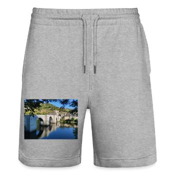 Wilder See & Schloss – Naturlandschaft Frankreich - Stanley/Stella Unisex Bio Joggingshorts Trainer  - Grau meliert - Vorne - Nik (191cm) & Marisol (170cm)