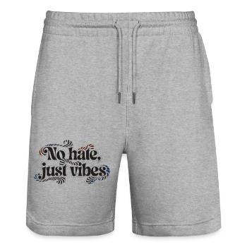 Der Schriftzug „No hate, just vibes“ in einer bauc - Stanley/Stella Unisex Bio Joggingshorts Trainer  - Grau meliert - Vorne - Nik (191cm) & Marisol (170cm)