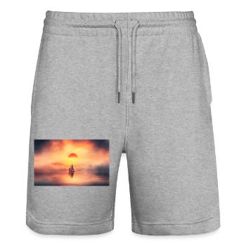 Segelboot im Sonnenuntergang über stillem Meer - Stanley/Stella Unisex Bio Joggingshorts Trainer  - Grau meliert - Vorne - Nik (191cm) & Marisol (170cm)