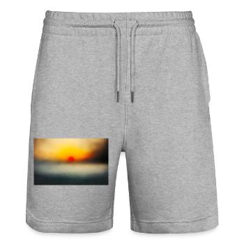 Abendstimmung am ruhigen Meer - Stanley/Stella Unisex Bio Joggingshorts Trainer  - Grau meliert - Vorne - Nik (191cm) & Marisol (170cm)