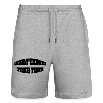 Motivierende Inschrift: "GROSSE DINGE BRAUCHEN ZEIT" - Stanley/Stella Unisex Bio Joggingshorts Trainer  - Grau meliert - Vorne - Nik (191cm) & Marisol (170cm)