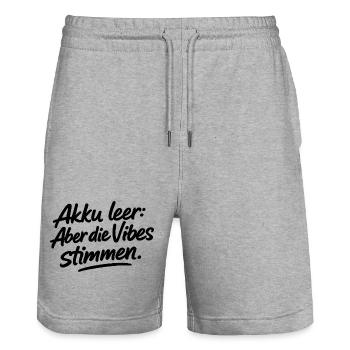 Akku leer: Aber die Vibes stimmen. - Stanley/Stella Unisex Bio Joggingshorts Trainer  - Grau meliert - Vorne - Nik (191cm) & Marisol (170cm)