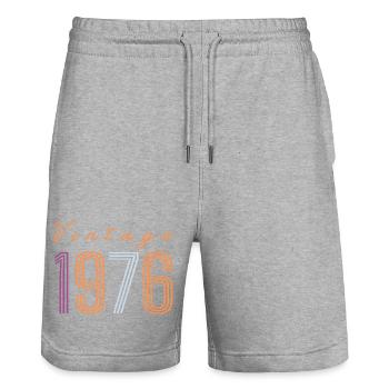Design rétro d’anniversaire « Vintage 1976 » - Short de jogging bio TRAINER Stanley/Stella unisexe - gris chiné - Devant - Nik (191cm) & Marisol (170cm)