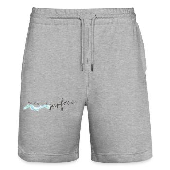 Below The Surface Ocean Inspired T-Shirt  - Stanley/Stella Unisex Bio Joggingshorts Trainer  - Grau meliert - Vorne - Nik (191cm) & Marisol (170cm)