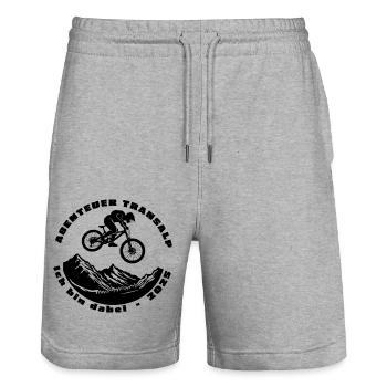 Abenteuer Transalp Fahrrad 2025 - Stanley/Stella Unisex Bio Joggingshorts Trainer  - Grau meliert - Vorne - Nik (191cm) & Marisol (170cm)