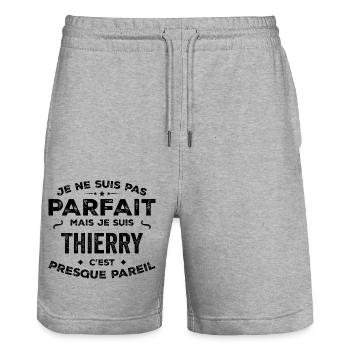 Thierry – Un Prénom, Une Légende Drôle et Fière - Short de jogging bio TRAINER Stanley/Stella unisexe - gris chiné - Devant - Nik (191cm) & Marisol (170cm)
