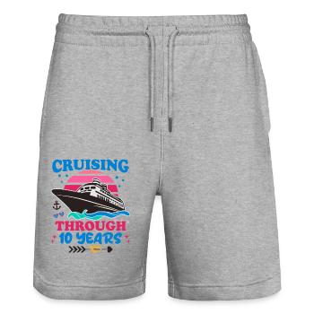Kreuzfahrt durch den 10. Hochzeitstag - Stanley/Stella Unisex Bio Joggingshorts Trainer  - Grau meliert - Vorne - Nik (191cm) & Marisol (170cm)