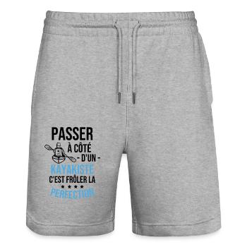 Le kayakiste parfait - Kayak Humour Cadeau - Short de jogging bio TRAINER Stanley/Stella unisexe - gris chiné - Devant - Nik (191cm) & Marisol (170cm)
