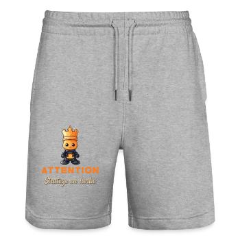 Stratège en herbe cadeau Joueur Echec Débutant - Short de jogging bio TRAINER Stanley/Stella unisexe - gris chiné - Devant - Nik (191cm) & Marisol (170cm)