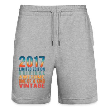 Edition limitée depuis 2017 Anniversaire Millésime 2017 - Short de jogging bio TRAINER Stanley/Stella unisexe - gris chiné - Devant - Nik (191cm) & Marisol (170cm)