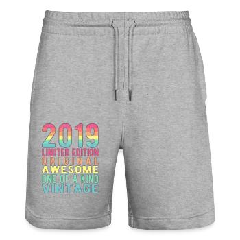 Edition limitée depuis 2019 Anniversaire Millésime 2019 - Short de jogging bio TRAINER Stanley/Stella unisexe - gris chiné - Devant - Nik (191cm) & Marisol (170cm)