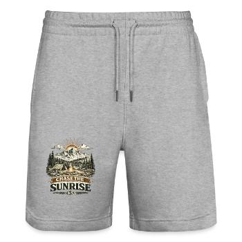 Chase the Sunrise | Camping Design - Stanley/Stella Unisex Bio Joggingshorts Trainer  - Grau meliert - Vorne - Nik (191cm) & Marisol (170cm)