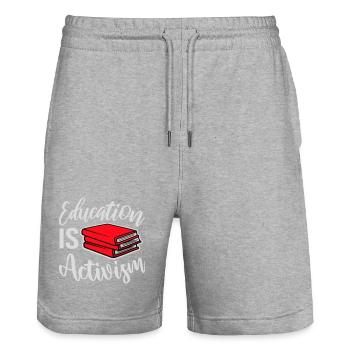 L’éducation est activisme Bildung Aktivismus Déclaration - Short de jogging bio TRAINER Stanley/Stella unisexe - gris chiné - Devant - Nik (191cm) & Marisol (170cm)